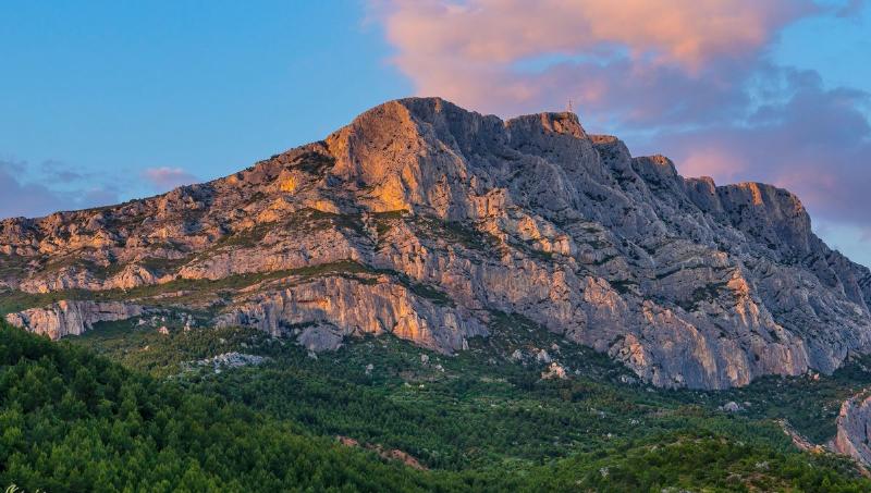 Public élégant assistant à un concert de musique classique en plein air à Aix-en-Provence